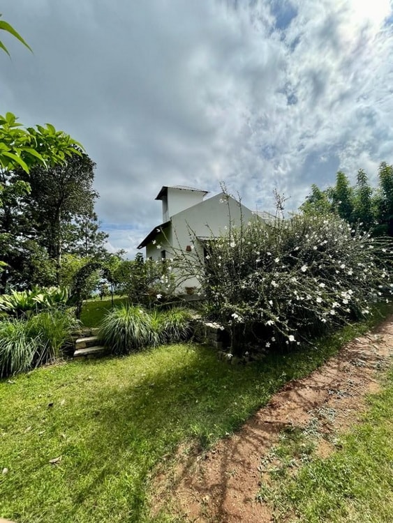 One to two acre plots on a 500 acre secured coffee estate